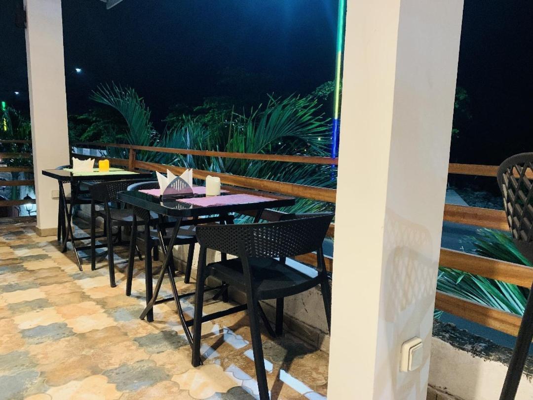 Namaste Hotel & Restaurant Libreville Buitenkant foto